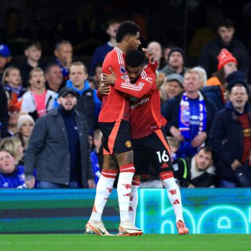 FNC鏖战FPX,Xiaohu打出惊人五杀焦点之战成都决赛之夜,点燃全场激情 FNC鏖战FPX,Xiaohu打出惊人五杀焦点之战成都决赛之夜,点燃全场激情