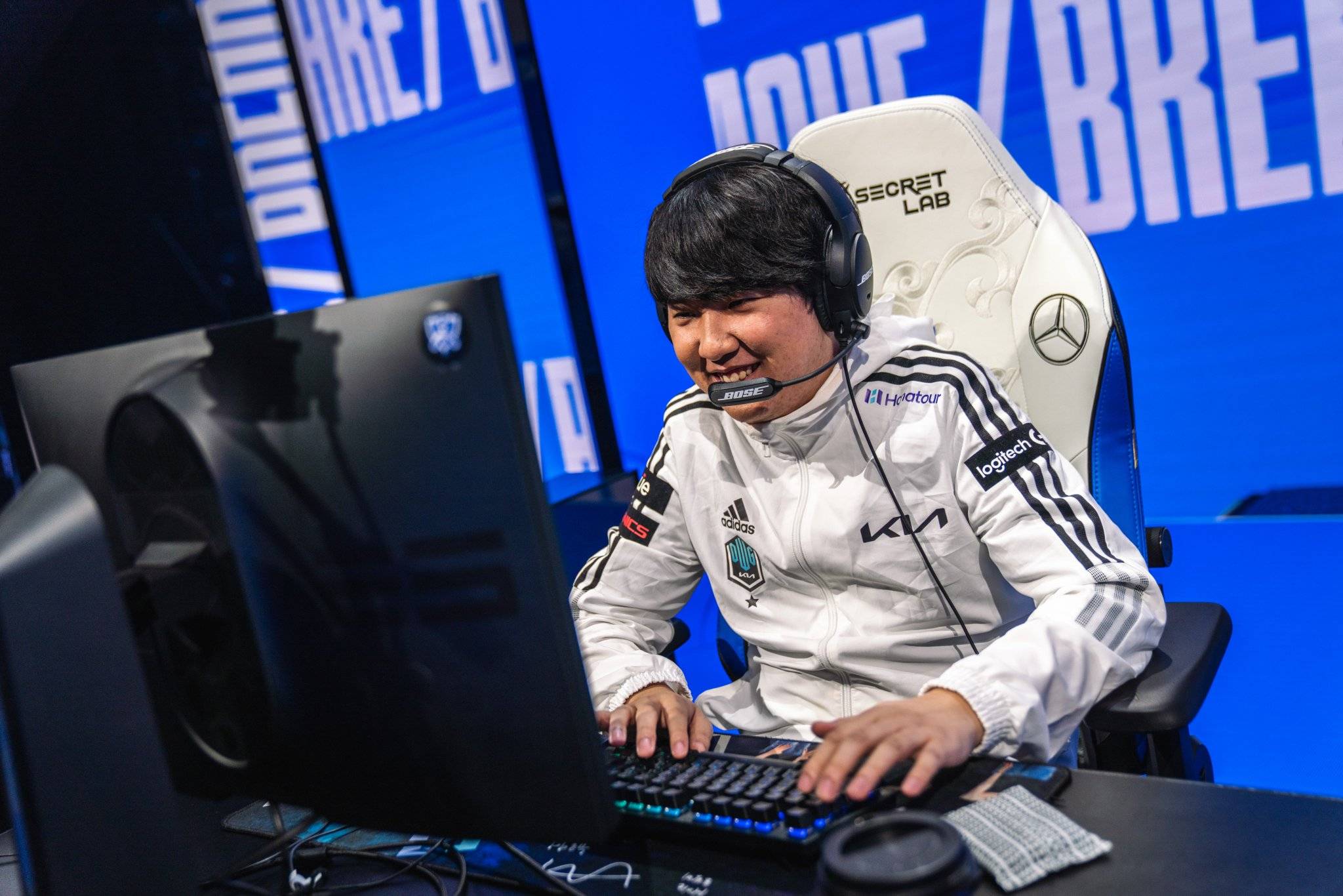 开云体育登录-FPX鏖战BRO，Perkz完成史诗逆转鏖战多局小组赛，成为赛场最大亮点