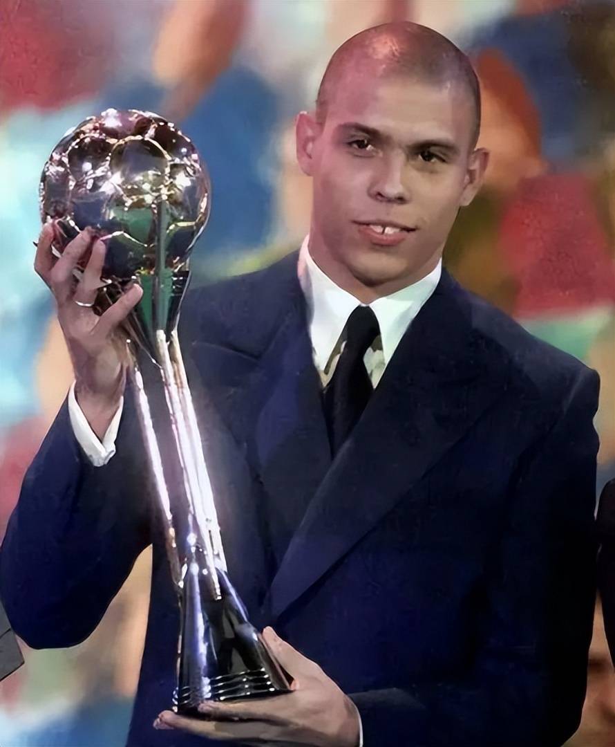 足球再创历史，冠军实至名归