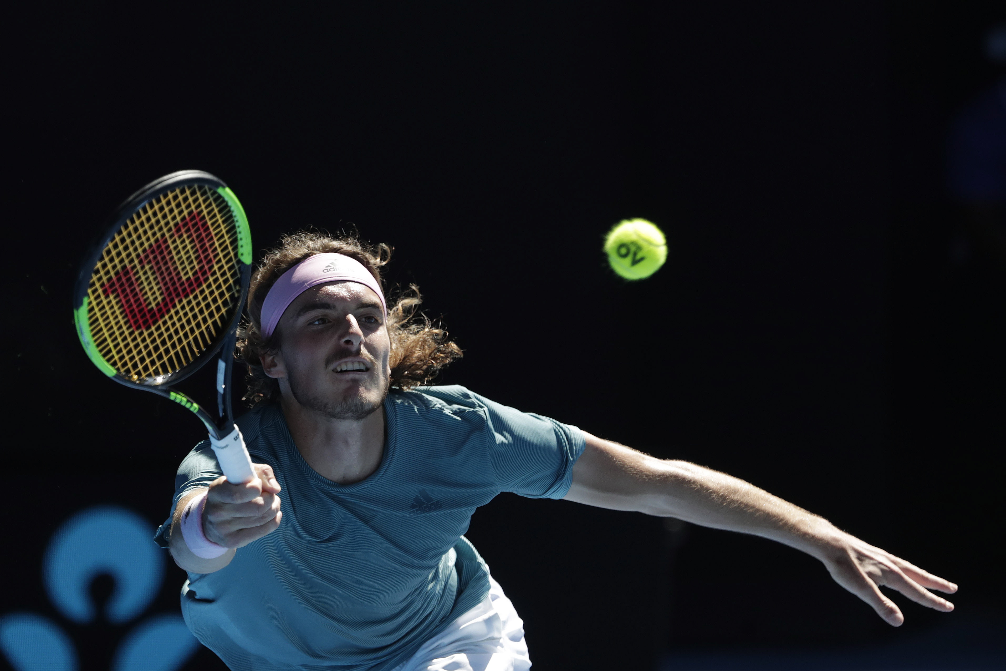 开云体育中国-年终总决赛翻盘温网，西西帕斯高光表现