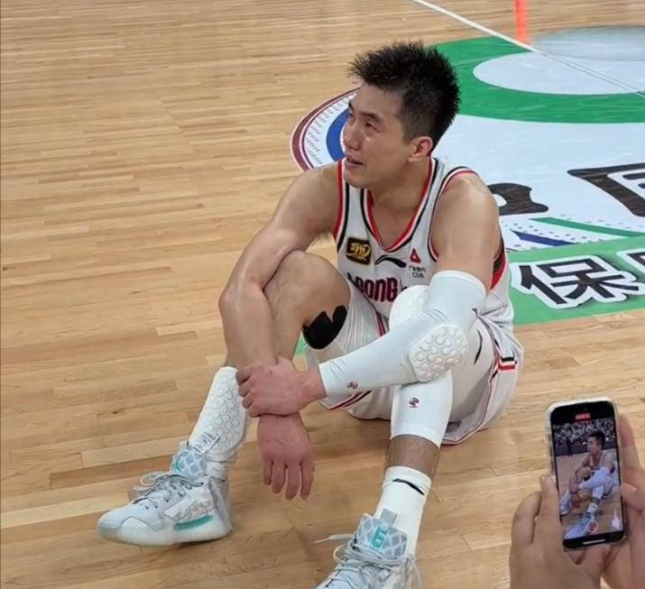 浙江队险胜马刺,郭艾伦点燃赛场 浙江队险胜马刺,郭艾伦点燃赛场